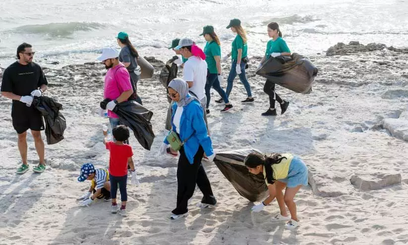 ലോക ശുചീകരണ ദിനം; കടലോരം വൃത്തിയാക്കി സന്നദ്ധപ്രവർത്തകർ ലോക ശുചീകരണ ദിനം; കടലോരം വൃത്തിയാക്കി സന്നദ്ധപ്രവർത്തകർ