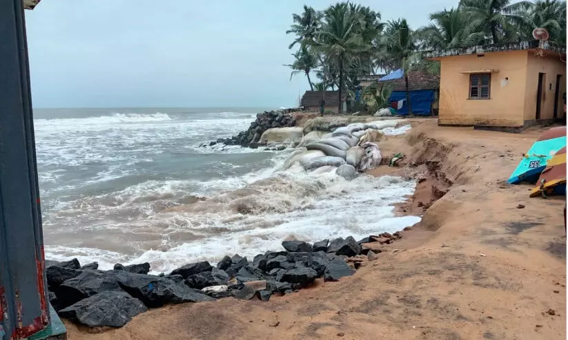 ക​ട​ലാ​ക്ര​മ​ണം; ജി​യോ​ബാ​ഗ് തീ​ര​ത്ത് കൊ​ണ്ടി​ടാ​ൻ നീ​ക്കം