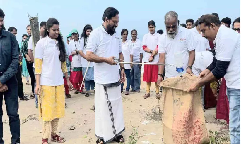 ശുചീകരണ യജ്ഞം; നാട്ടിക ബീച്ചില്‍ നിന്ന് നീക്കിയത് 310 കിലോ പ്ലാസ്റ്റിക് മാലിന്യം
