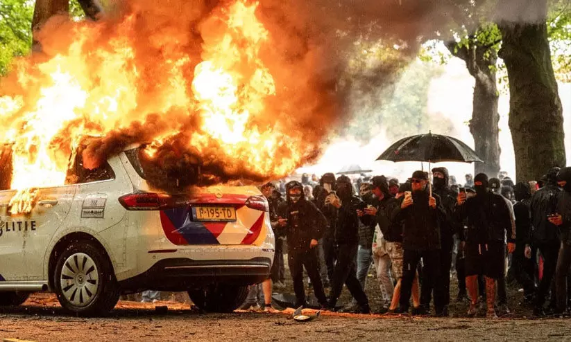 ഹേഗിൽ ഡച്ച് പൊലീസും വലതുപക്ഷ കുടിയേറ്റ വിരുദ്ധരും തമ്മിൽ ഏറ്റുമുട്ടി; 30 പേർ അറസ്റ്റിൽ ഹേഗിൽ ഡച്ച് പൊലീസും വലതുപക്ഷ കുടിയേറ്റ വിരുദ്ധരും തമ്മിൽ ഏറ്റുമുട്ടി; 30 പേർ അറസ്റ്റിൽ