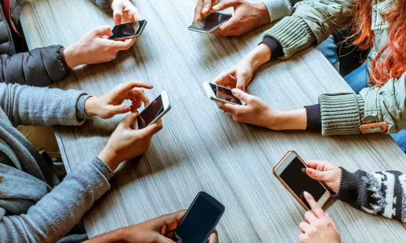 കുട്ടികളിലെ മൊബൈൽ ഫോൺ അഡിക്ഷനിൽനിന്നും മോചിപ്പിക്കാൻ മാതാപിതാക്കൾക്ക് ഇതാ കുറുക്കുവഴികൾ കുട്ടികളിലെ മൊബൈൽ ഫോൺ അഡിക്ഷനിൽനിന്നും മോചിപ്പിക്കാൻ മാതാപിതാക്കൾക്ക് ഇതാ കുറുക്കുവഴികൾ