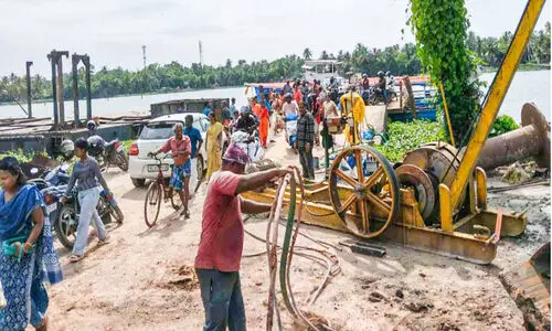 ചങ്ങാട സർവിസ് മാറ്റുന്നില്ല; അരൂർ-കുമ്പളങ്ങി പാലം നിർമാണത്തിന്​ തടസ്സം