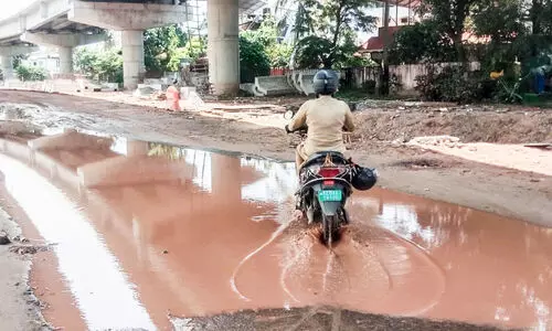 ആലപ്പുഴ ബീച്ച്​ റോഡ്​ ചളിക്കുളം; കാൽനടപോലും ദുഷ്​കരം