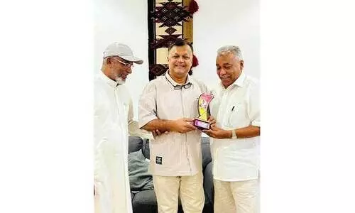 അ​പ്സ​ര മ​ഹ്മൂ​ദി​നെ എം.​ബി.​എ വാ​ട്സ്ആ​പ് കൂ​ട്ടാ​യ്മ ആ​ദ​രി​ച്ചു