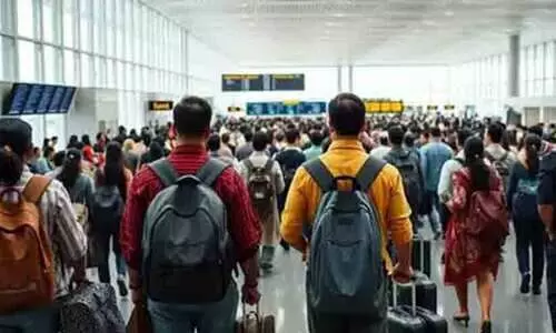 വർഷങ്ങളുടെ ഇടവേളക്കിടെ നാട്ടിലെത്തിയ മക്കൾ വിവാഹം പോലും മാറ്റിവെച്ച് മടക്ക യാത്രക്കുള്ള വിമാനടിക്കറ്റിനായി വരി നിൽക്കുന്നു; കണ്ണീരണിഞ്ഞ് അമ്മമാർ