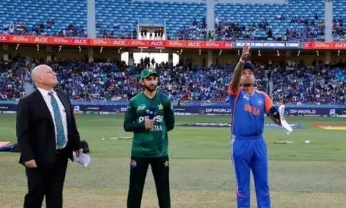 ഹസ്തദാനമില്ല, ബുംറയും വരുണും ടീമിൽ; പാകിസ്താനെതിരെ ടോസ് നേടിയ ഇന്ത്യ ബൗളിങ് തെരഞ്ഞെടുത്തു