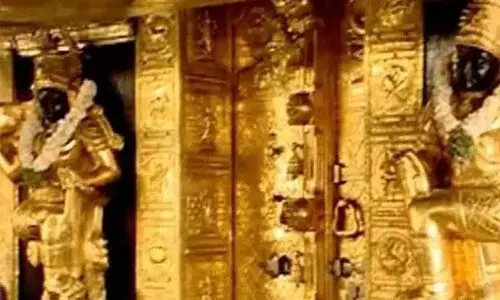 ശബരിമല സന്നിധാനത്തെ ദ്വാരപാലക ശിൽപങ്ങളിലെ സ്വർണം പൂശിയ പാളികൾ തിരികെ എത്തിച്ചു ശബരിമല സന്നിധാനത്തെ ദ്വാരപാലക ശിൽപങ്ങളിലെ സ്വർണം പൂശിയ പാളികൾ തിരികെ എത്തിച്ചു