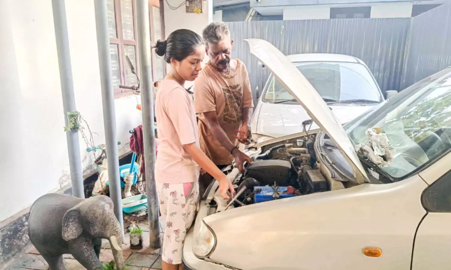 Daughter Chandrika, who is engaged in vehicle maintenance with her father Mohandas