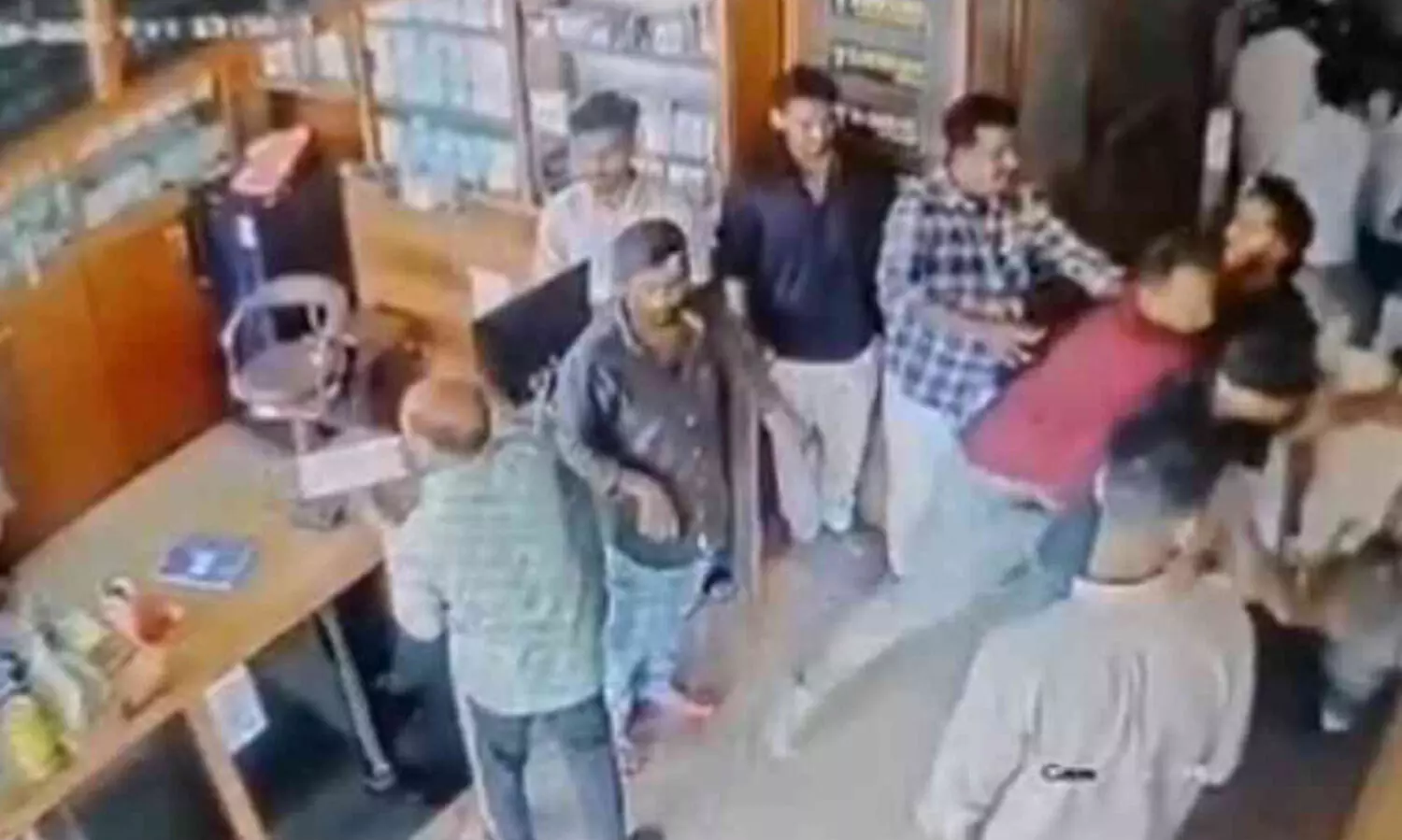 പ​രി​ക്കേ​റ്റ​വ​രെ ആ​ശു​പ​ത്രി​യി​ൽ ക​യ​റി വീ​ണ്ടും ആ​ക്ര​മി​ച്ചു