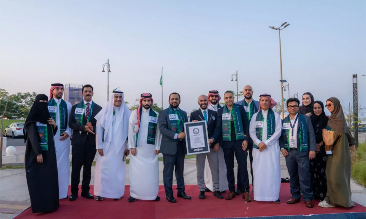 സൗദി ദേശീയ ദിനാഘോഷത്തിന് തിളക്കം പകർന്ന് ലോകത്തെ ഏറ്റവും വലിയ ഷാറ്റേർഡ് ഗ്ലാസ് ആർട്ട് തീർത്ത് ലുലു ഗ്രൂപ്പ്