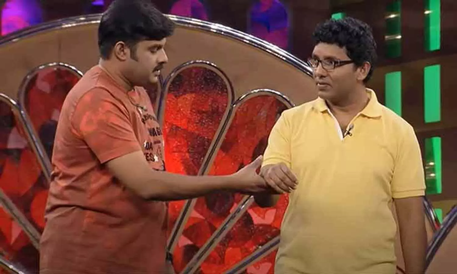 ‘ഇപ്പോഴവനുണ്ടെങ്കിൽ മതിവരുവോളം കെട്ടിപ്പിടിച്ചു നിൽക്കണമെന്നുണ്ട്... പക്ഷേ, എന്റെ കൂടപ്പിറപ്പിനെ പടച്ചവൻ തിരിച്ചു വിളിച്ചു’ -കലാഭവൻ നവാസിനെ കുറിച്ച് ജ്യേഷ്ഠൻ നിയാസ് ബക്കർ