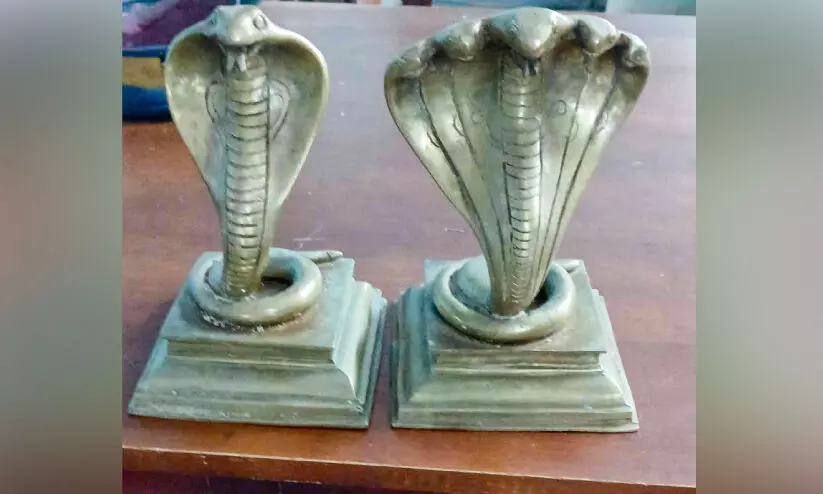 ഉണ്യാലിൽ മത്സ്യബന്ധനത്തിനിടെ നാഗവിഗ്രഹങ്ങൾ വലയിൽ കുടുങ്ങി ഉണ്യാലിൽ മത്സ്യബന്ധനത്തിനിടെ നാഗവിഗ്രഹങ്ങൾ വലയിൽ കുടുങ്ങി