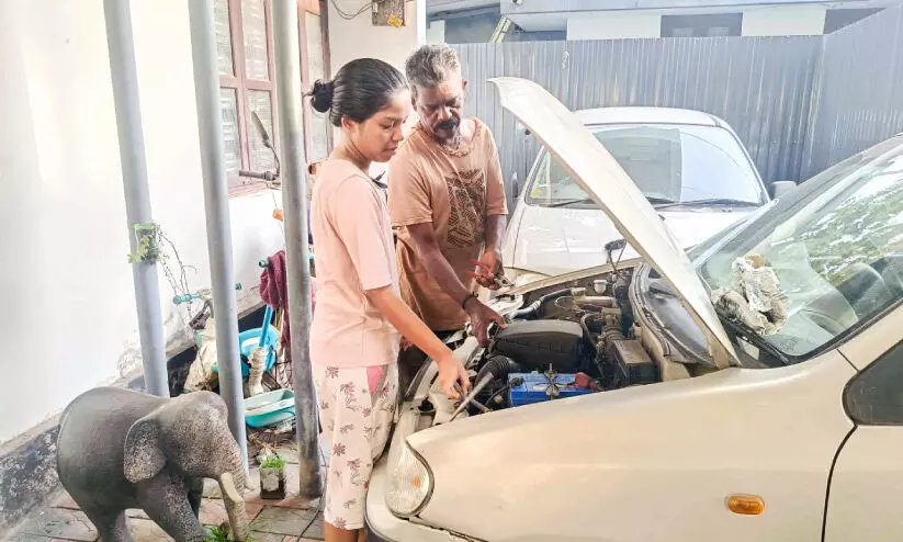 Daughter Chandrika, who is engaged in vehicle maintenance with her father Mohandas Daughter Chandrika, who is engaged in vehicle maintenance with her father Mohandas