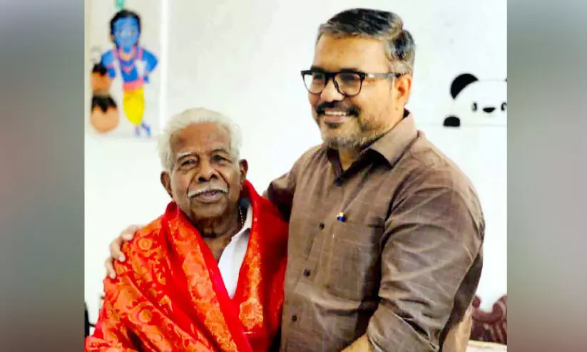 പി​റ​ന്നാ​ൾ സ​മ്മാ​ന​മാ​യി കോ​ണ്‍ഗ്ര​സ് നേ​താ​വി​ന് മ​ന്ത്രി​യു​ടെ ചു​വ​ന്ന ഷാ​ള്‍