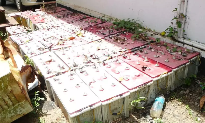 വി​ള​ക്ക​ണ​ഞ്ഞു; വെ​യി​ലും മ​ഴ​യു​മേ​റ്റ് ന​ശി​ക്കു​ന്ന​ത് ല​ക്ഷ​ങ്ങ​ൾ