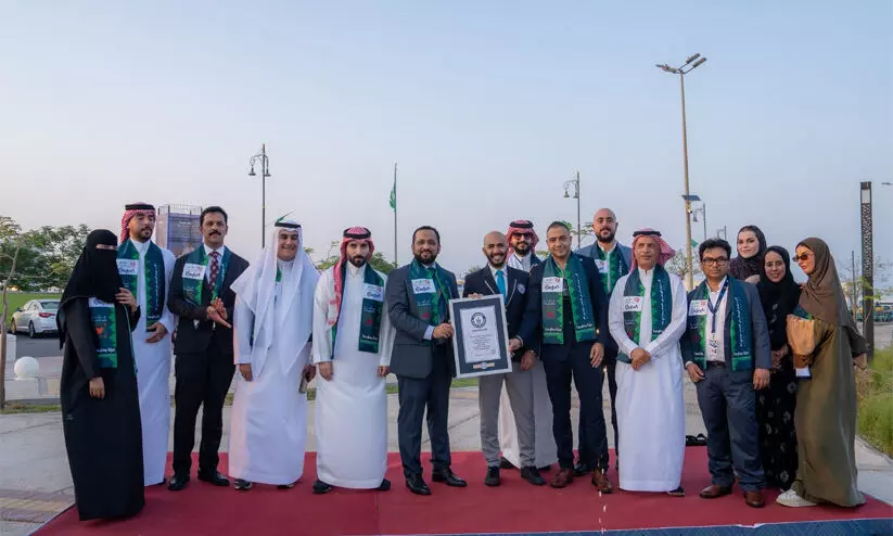 സൗദി ദേശീയ ദിനാഘോഷത്തിന് തിളക്കം പകർന്ന് ലോകത്തെ ഏറ്റവും വലിയ ഷാറ്റേർഡ് ഗ്ലാസ് ആർട്ട് തീർത്ത് ലുലു ഗ്രൂപ്പ് സൗദി ദേശീയ ദിനാഘോഷത്തിന് തിളക്കം പകർന്ന് ലോകത്തെ ഏറ്റവും വലിയ ഷാറ്റേർഡ് ഗ്ലാസ് ആർട്ട് തീർത്ത് ലുലു ഗ്രൂപ്പ്