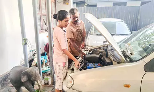 Daughter Chandrika, who is engaged in vehicle maintenance with her father Mohandas