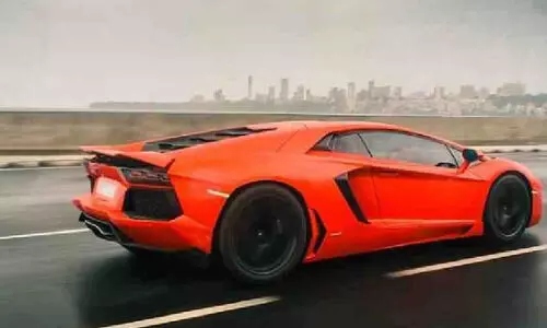 അമിത വേഗതയിൽ കുതിച്ചുവന്ന് ഡിവൈഡറിൽ ഇടിച്ചു കറങ്ങി ലംബോർഗിനി; വിഡിയോ