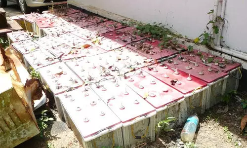 വി​ള​ക്ക​ണ​ഞ്ഞു; വെ​യി​ലും മ​ഴ​യു​മേ​റ്റ് ന​ശി​ക്കു​ന്ന​ത് ല​ക്ഷ​ങ്ങ​ൾ