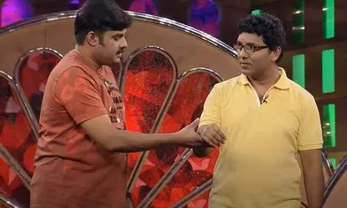 ‘ഇപ്പോഴവനുണ്ടെങ്കിൽ മതിവരുവോളം കെട്ടിപ്പിടിച്ചു നിൽക്കണമെന്നുണ്ട്... പക്ഷേ, എന്റെ കൂടപ്പിറപ്പിനെ പടച്ചവൻ തിരിച്ചു വിളിച്ചു’ -കലാഭവൻ നവാസിനെ കുറിച്ച് ജ്യേഷ്ഠൻ നിയാസ് ബക്കർ ‘ഇപ്പോഴവനുണ്ടെങ്കിൽ മതിവരുവോളം കെട്ടിപ്പിടിച്ചു നിൽക്കണമെന്നുണ്ട്... പക്ഷേ, എന്റെ കൂടപ്പിറപ്പിനെ പടച്ചവൻ തിരിച്ചു വിളിച്ചു’ -കലാഭവൻ നവാസിനെ കുറിച്ച് ജ്യേഷ്ഠൻ നിയാസ് ബക്കർ