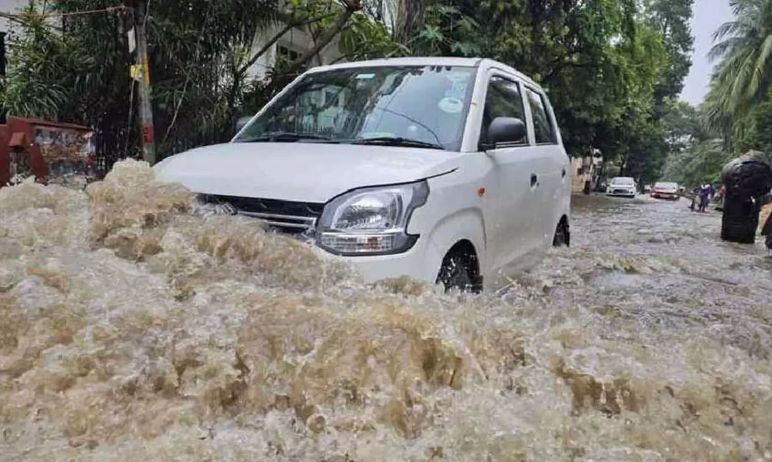 പേമാരിയിൽ കൊൽക്കത്ത നഗരം വെള്ളത്തിനടിയിൽ; 7 മരണം