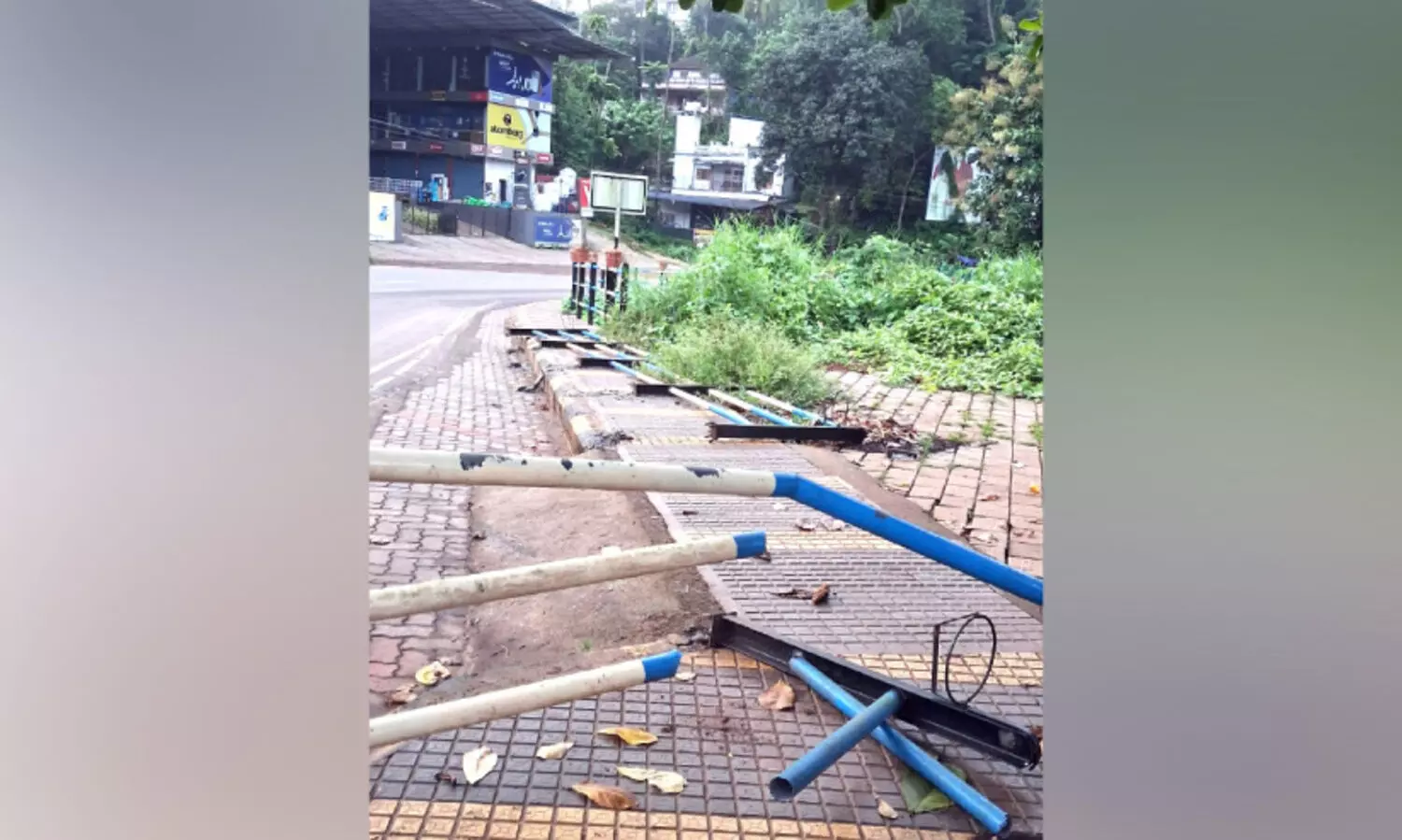 കാറിടിച്ച് നടപ്പാതയുടെ കൈവരി തകർന്നു