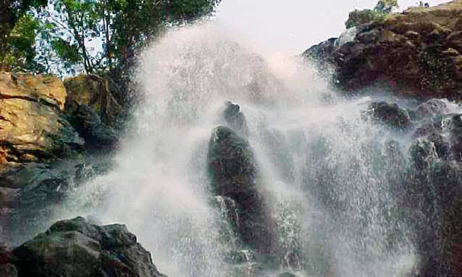 തൂവൽ അരുവിയിലെ അപകട ഗർത്തം മൂടുന്നതിനെ ചൊല്ലി വിവാദം