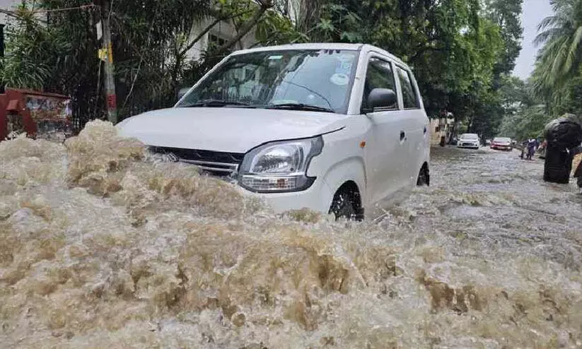 പേമാരിയിൽ കൊൽക്കത്ത നഗരം വെള്ളത്തിനടിയിൽ; 7 മരണം പേമാരിയിൽ കൊൽക്കത്ത നഗരം വെള്ളത്തിനടിയിൽ; 7 മരണം