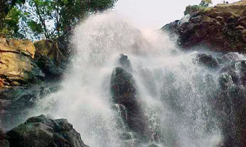 തൂവൽ അരുവിയിലെ അപകട ഗർത്തം മൂടുന്നതിനെ ചൊല്ലി വിവാദം