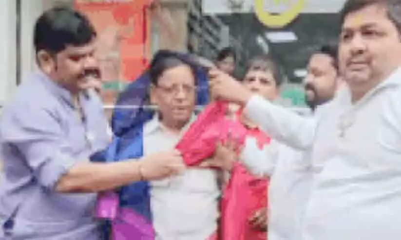 മോദിയുടെ സാരിയുടുത്ത ചിത്രം പ്രചരിപ്പിച്ചു; മഹാരാഷ്ട്രയിൽ മുതിർന്ന കോൺഗ്രസ് പ്രവർത്തകനെ സാരിയുടുപ്പിച്ച് ബി.ജെ.പി പ്രവർത്തകർ -വിഡിയോ മോദിയുടെ സാരിയുടുത്ത ചിത്രം പ്രചരിപ്പിച്ചു; മഹാരാഷ്ട്രയിൽ മുതിർന്ന കോൺഗ്രസ് പ്രവർത്തകനെ സാരിയുടുപ്പിച്ച് ബി.ജെ.പി പ്രവർത്തകർ -വിഡിയോ