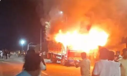 കർണാടകയിൽ ബീഫ് കടത്ത് ആരോപിച്ച് ലോറി കത്തിച്ചു; ഡ്രൈവറെ ക്രൂരമായി മർദിച്ചു