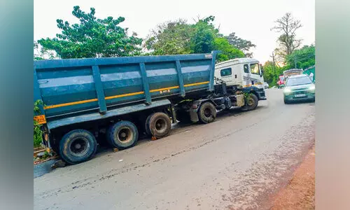അശാസ്ത്രീയ റോഡ് നവീകരണം; മൊക്കുമ്മൽ കയറ്റം കയറാനാവാതെ ഭാരവാഹനങ്ങൾ