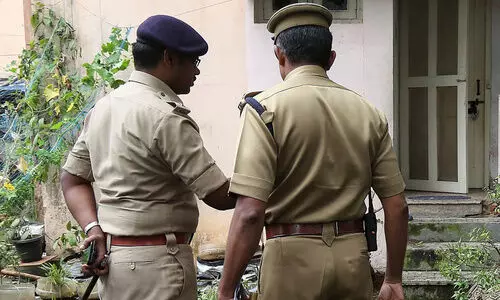 ആദിവാസി പെൺകുട്ടിയുടെ കൊലപാതകം: പൊലീസ് ഒത്തുകളിക്കുന്നെന്ന് ആരോപണം ആദിവാസി പെൺകുട്ടിയുടെ കൊലപാതകം: പൊലീസ് ഒത്തുകളിക്കുന്നെന്ന് ആരോപണം