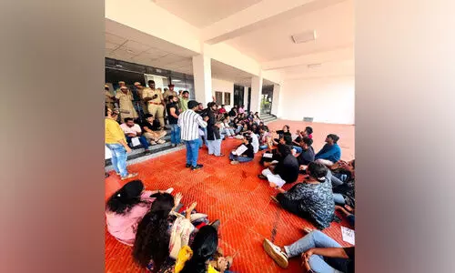 അ​ധ്യാ​പ​ക​രി​ല്ല; കേ​ന്ദ്ര​ വാ​ഴ്സി​റ്റി​യി​ൽ വി​ദ്യാ​ർ​ഥി​ക​ളു​ടെ   കു​ത്തി​യി​രി​പ്പ് സ​മ​രം