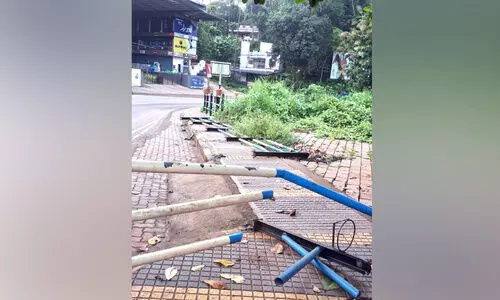 കാറിടിച്ച് നടപ്പാതയുടെ കൈവരി തകർന്നു