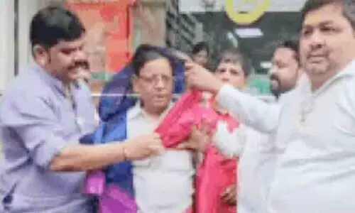 മോദിയുടെ സാരിയുടുത്ത ചിത്രം പ്രചരിപ്പിച്ചു; മഹാരാഷ്ട്രയിൽ മുതിർന്ന കോൺഗ്രസ് പ്രവർത്തകനെ സാരിയുടുപ്പിച്ച് ബി.ജെ.പി പ്രവർത്തകർ -വിഡിയോ