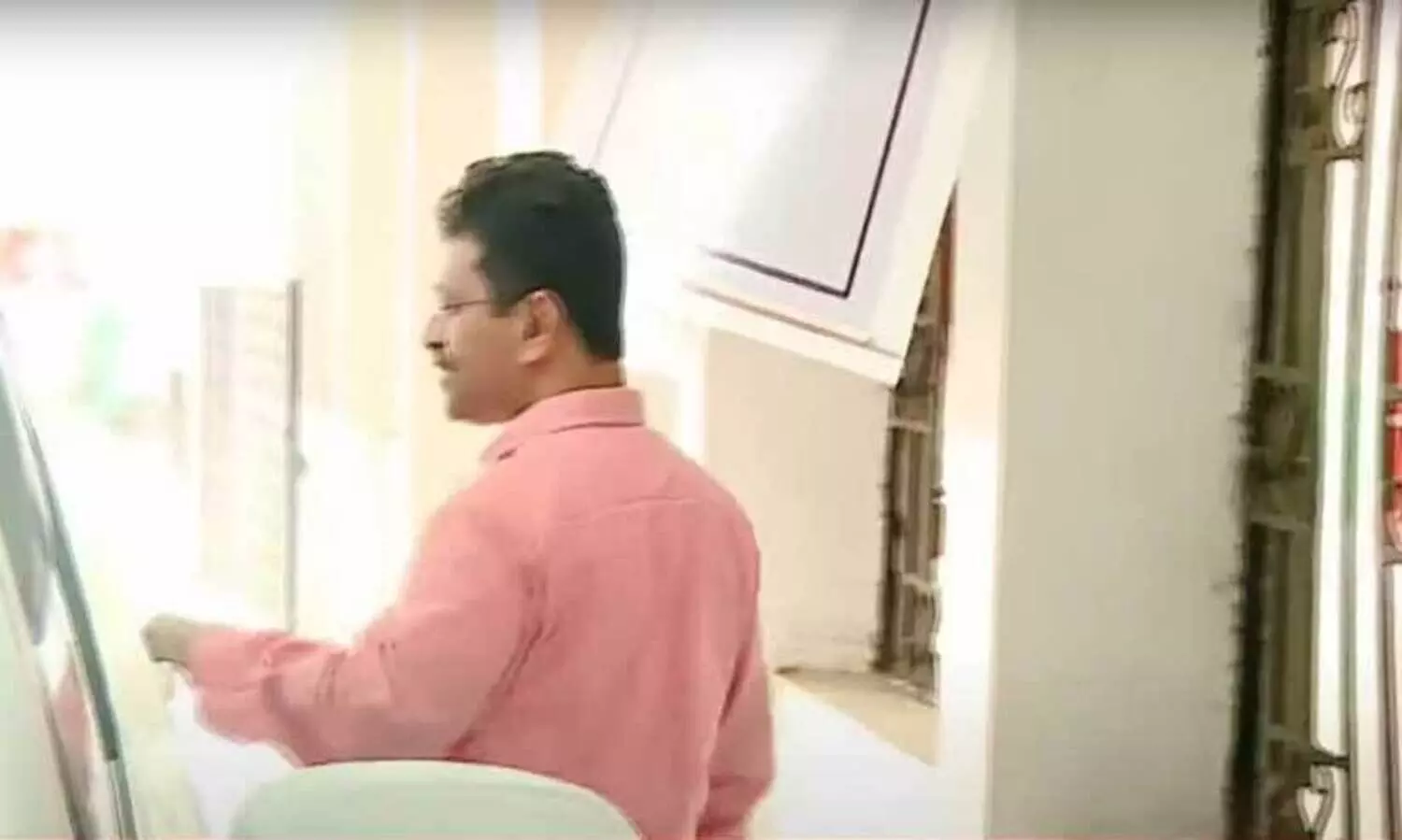 വായ മൂടിക്കെട്ടിയോ? മാധ്യമങ്ങൾ കാത്തുനിന്നു,  ഓപറേഷൻ നുംഖോറിൽ ഒന്നും മിണ്ടാതെ നടന്നകന്ന് കസ്റ്റംസ് കമീഷണർ