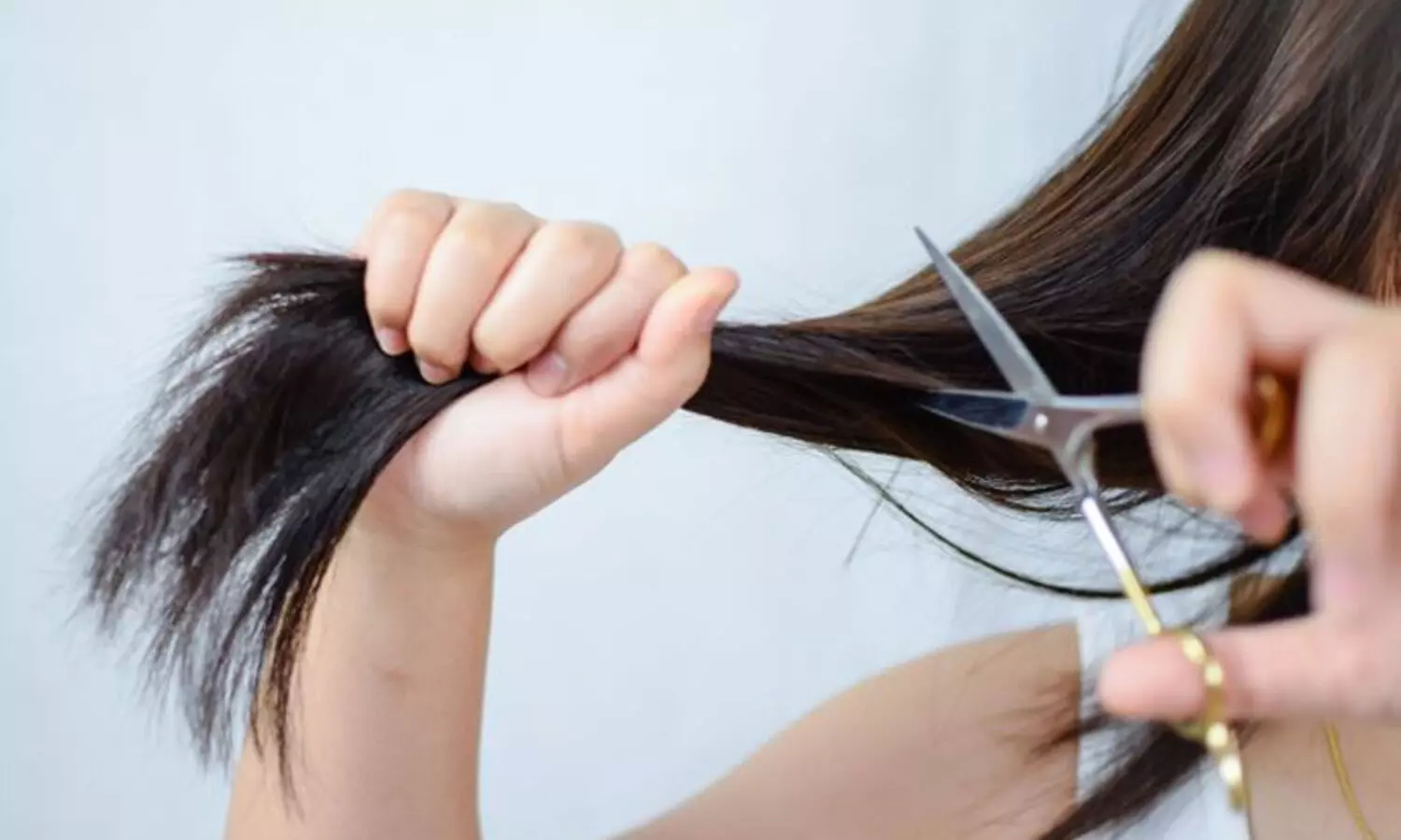 എണ്ണ തേക്കാത്തതിന് വിദ്യാർഥിനിയു​ടെ മുടി മുറിച്ചു; അധ്യാപകനെ പുറത്താക്കി