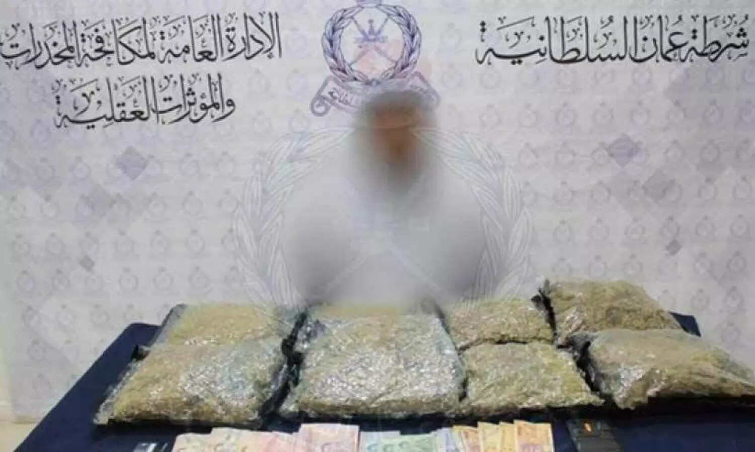 എട്ട് കിലോ കഞ്ചാവുമായി ​പ്രവാസി വിമാനത്താവളത്തില്‍ പിടിയില്‍