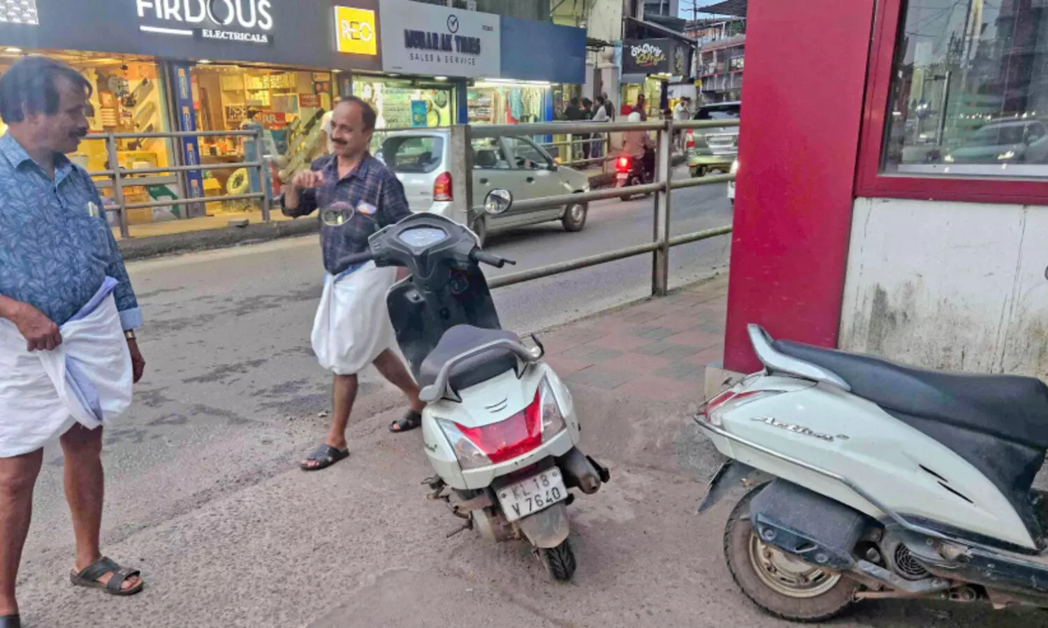 തോ​ന്നി​യപോ​ലെ പാ​ർ​ക്കി​ങ്; ന​ട​ക്കാ​നി​ട​മി​ല്ലാ​തെ കാ​ൽ​ന​ട​ക്കാ​ർ