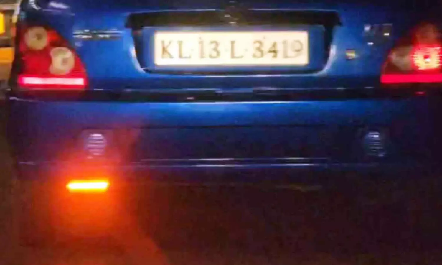 കാ​ർ ലൈ​റ്റി​ന് തീ​വ്ര​പ്ര​കാ​ശം: ഡ്രൈ​വ​ർ​ക്കെ​തി​രെ ന​ട​പ​ടി