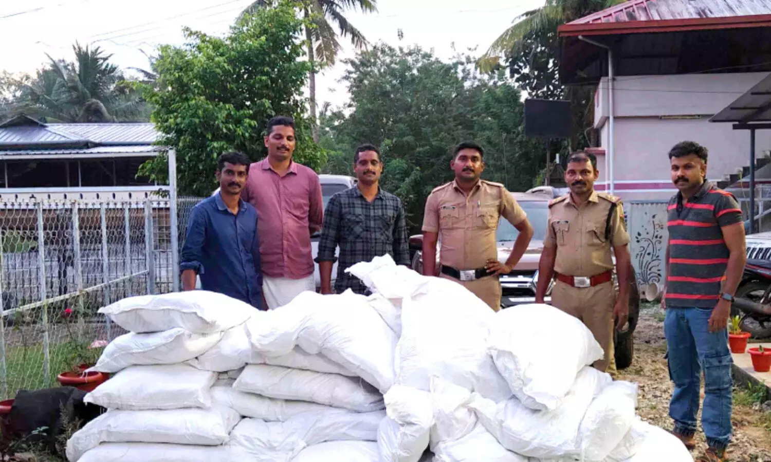 900 കിലോ നിരോധിത ലഹരി ഉത്​പന്നം പിടികൂടി