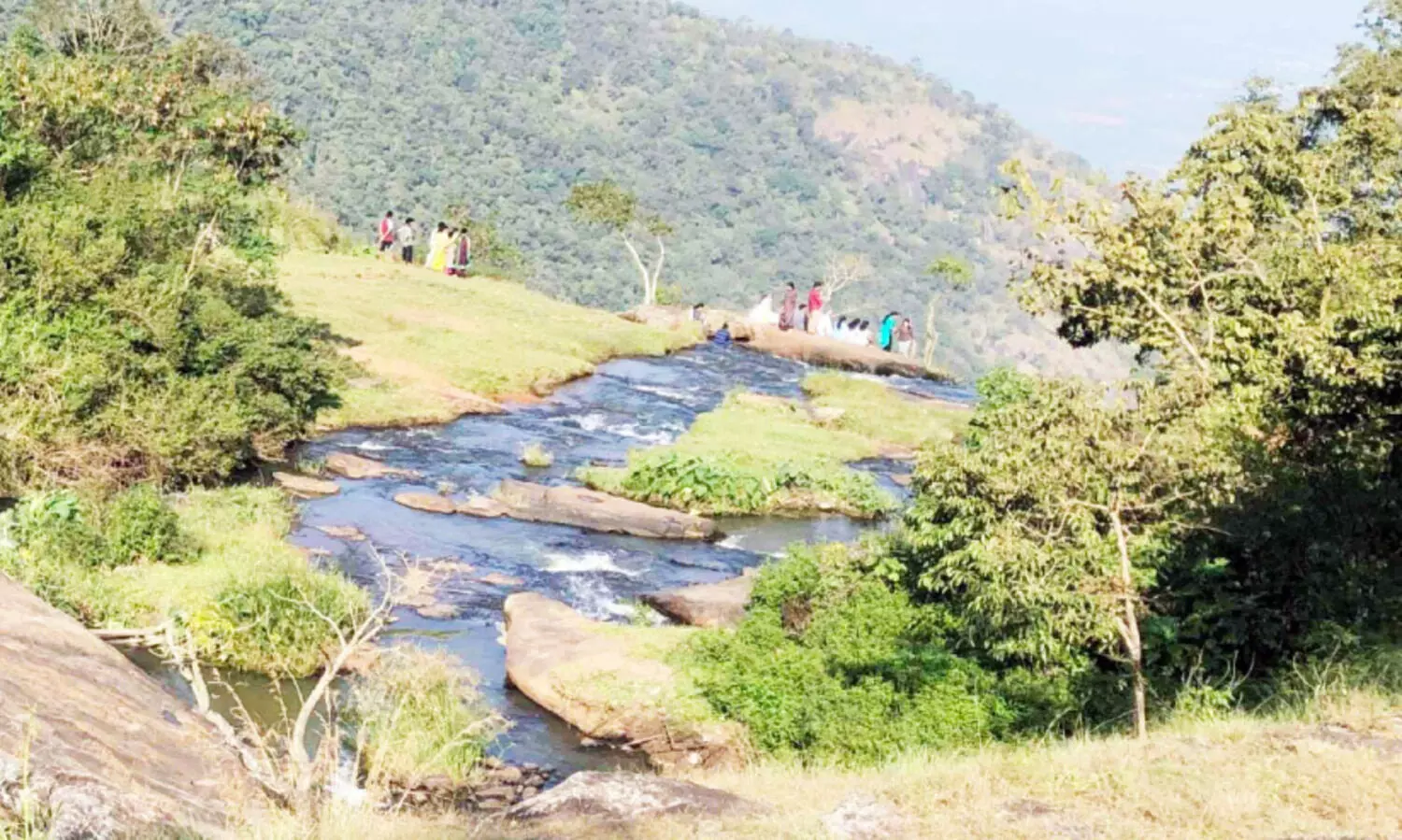 സഞ്ചാരികൾ നിറഞ്ഞ്​ ചെല്ലാർകോവിൽമെട്ടും അരുവിക്കുഴി വെള്ളച്ചാട്ടവും