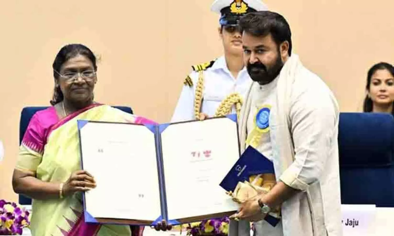 ആ വരികൾ കുമാരനാശാന്റേതല്ല, ചാറ്റ് ജി.പി.ടി ചതിച്ചതാവാം, അല്ലെങ്കിൽ എഴുതിക്കൊടുത്തയാൾക്ക് പിഴച്ചിരിക്കാം; മോഹൻലാലിന്റെ പ്രസംഗത്തെ കുറിച്ച് നെറ്റിസൺസ്