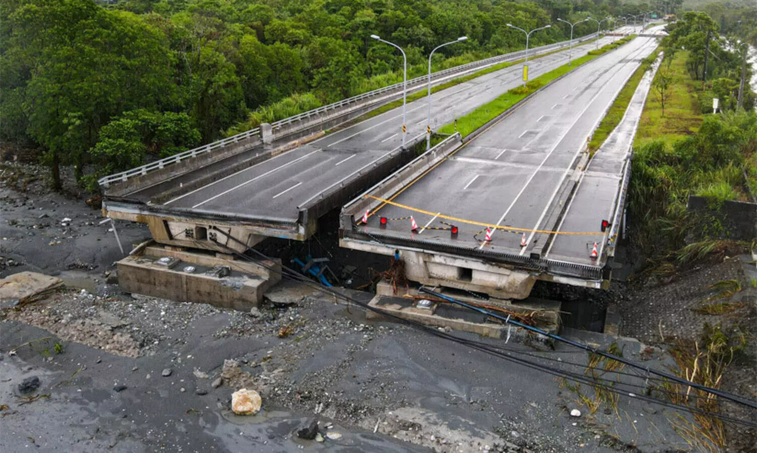 റഗാസയിൽ മുങ്ങി ഹോങ്കോങ്ങും അയൽരാജ്യങ്ങളും; ചുഴലിക്കാറ്റിൽ നിരവധി മരണം, വ്യാപക നാശം