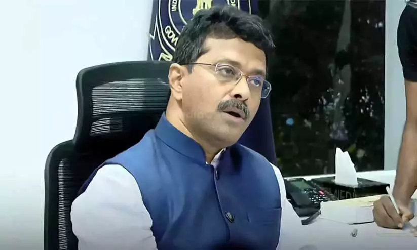 കണ്ടെത്തിയത് രാജ്യസുരക്ഷാ ഭീഷണി മുതൽ ജി.എസ്.ടി വെട്ടിപ്പുവരെ, ഫോൺകോളിന് പിന്നാലെ പാതിവഴിയിൽ വാർത്തസമ്മേളനം അവസാനിപ്പിച്ച് കസ്റ്റംസ് കമീഷണർ കണ്ടെത്തിയത് രാജ്യസുരക്ഷാ ഭീഷണി മുതൽ ജി.എസ്.ടി വെട്ടിപ്പുവരെ, ഫോൺകോളിന് പിന്നാലെ പാതിവഴിയിൽ വാർത്തസമ്മേളനം അവസാനിപ്പിച്ച് കസ്റ്റംസ് കമീഷണർ