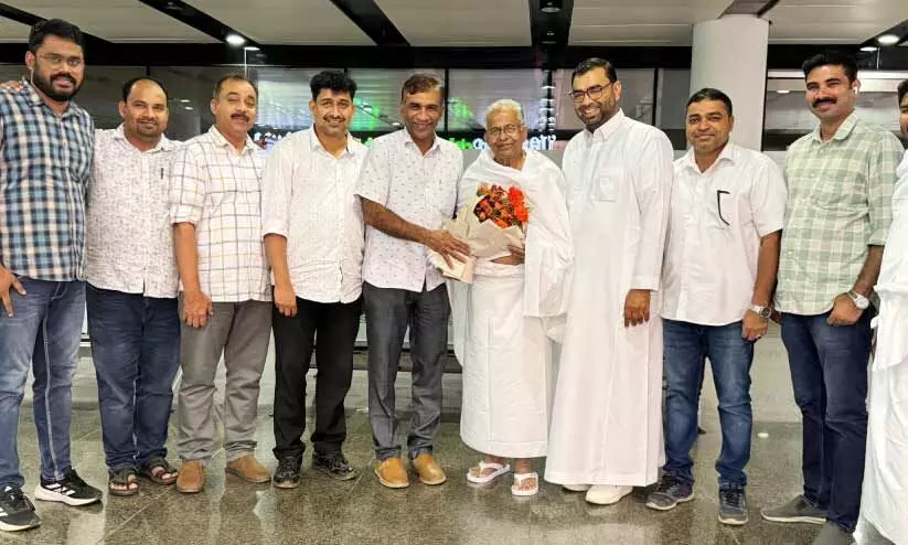 ഇ.​ടി. മു​ഹ​മ്മ​ദ് ബ​ഷീ​ർ എം.​പി​ക്ക് കെ.​എം.​സി.​സി സ്വീ​ക​ര​ണം ന​ൽ​കി