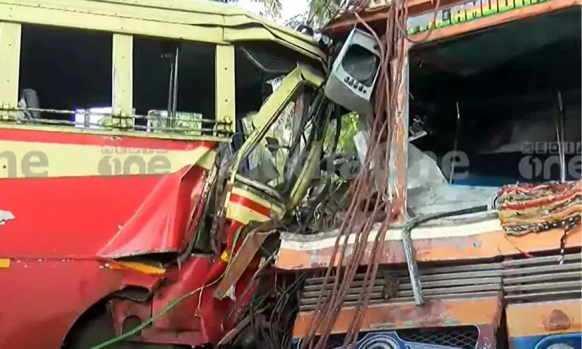 തിരുവനന്തപുരത്ത് കെ.എസ്.ആർ.ടി.സി ബസും ലോറിയും കൂട്ടിയിടിച്ചു; നിരവധി പേർക്ക് പരിക്ക്