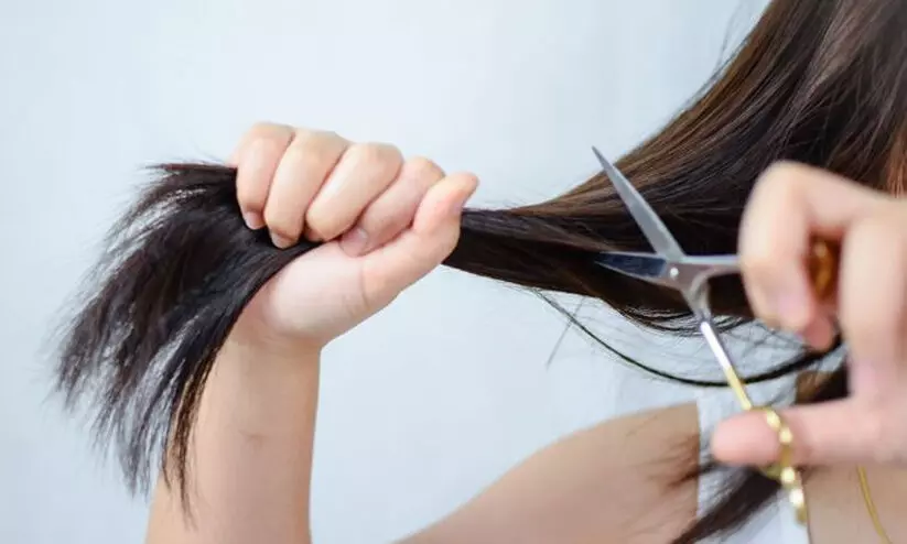 എണ്ണ തേക്കാത്തതിന് വിദ്യാർഥിനിയു​ടെ മുടി മുറിച്ചു; അധ്യാപകനെ പുറത്താക്കി