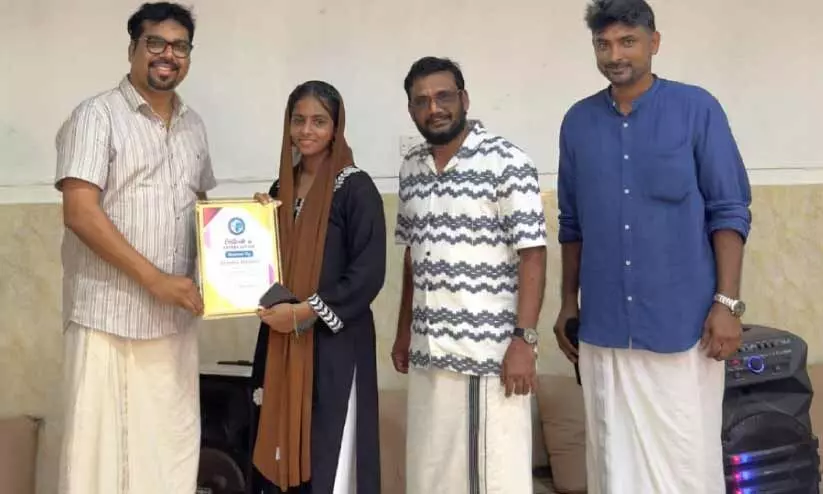 ഫ്രീ​ഡം ക്വി​സ് വി​ജ​യി​ക്ക് ഉ​പ​ഹാ​രം ന​ൽ​കി